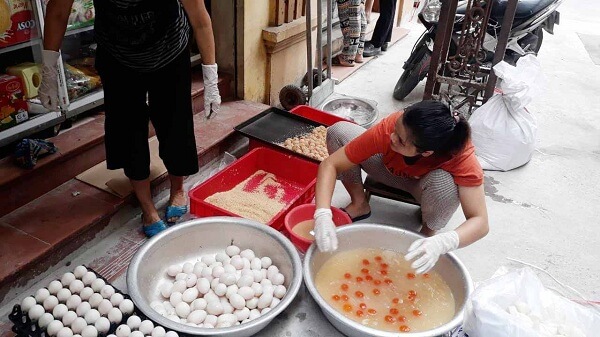 Banh-duoc-san-xuat-ngay-tai-mat-duong-cua-co-so-banh-trung-thu-Bao-Loc