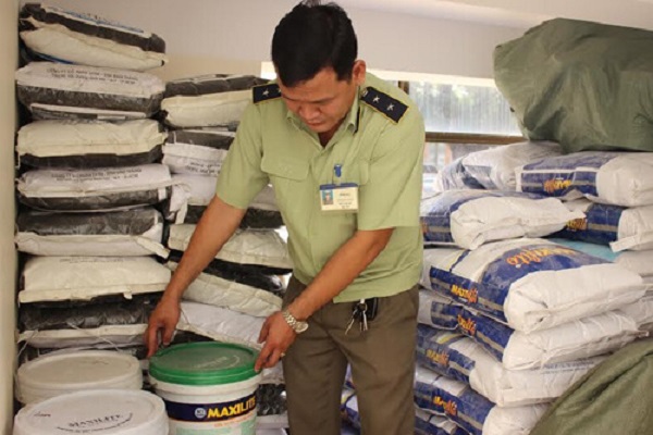 Kiem-tra-son-tuong-co-dau-hieu-lam-gia-kem-chat-luong