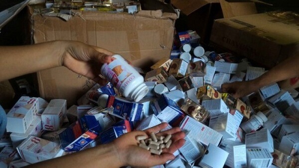 Thuc-pham-chuc-nang-gia-tran-lan-vao-ca-nha-thuoc