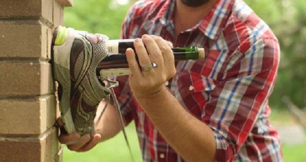 Mở chai khi không có dụng cụ mở